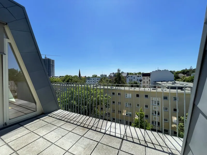 Lichtdurchflutete Dachgeschosswohnung mit Ebk und Terrasse — photo 1